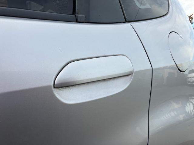 フィットハイブリッド スマートセレクション ファインスタイル スマートキー ナビ USB接続 ミュージックプレイヤー接続 CD DVD再生 TV シートヒーター HIDヘッドライト 運転席・助手席エアバッグ ABS 衝突安全ボディ エアコン パワーステアリング(8枚目)