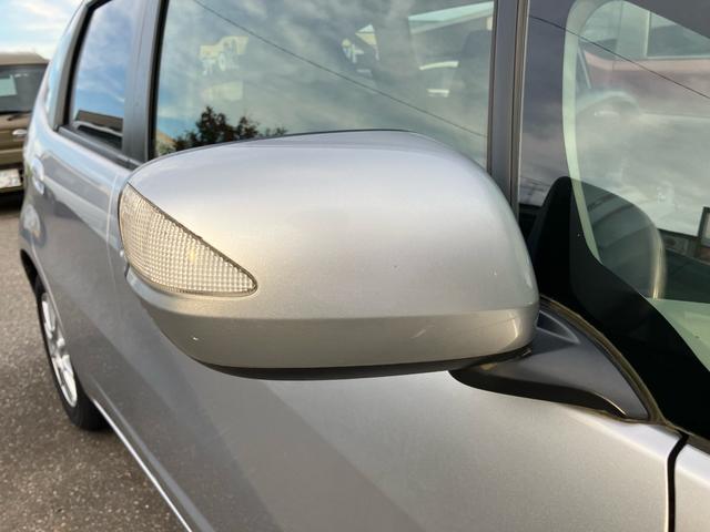 フィットハイブリッド スマートセレクション ファインスタイル スマートキー ナビ USB接続 ミュージックプレイヤー接続 CD DVD再生 TV シートヒーター HIDヘッドライト 運転席・助手席エアバッグ ABS 衝突安全ボディ エアコン パワーステアリング(9枚目)