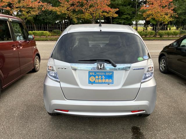 フィットハイブリッド スマートセレクション ファインスタイル スマートキー ナビ USB接続 ミュージックプレイヤー接続 CD DVD再生 TV シートヒーター HIDヘッドライト 運転席・助手席エアバッグ ABS 衝突安全ボディ エアコン パワーステアリング(13枚目)