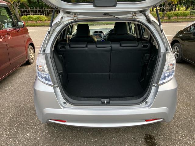 フィットハイブリッド スマートセレクション ファインスタイル スマートキー ナビ USB接続 ミュージックプレイヤー接続 CD DVD再生 TV シートヒーター HIDヘッドライト 運転席・助手席エアバッグ ABS 衝突安全ボディ エアコン パワーステアリング(15枚目)