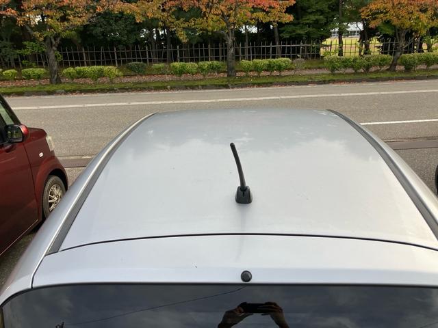 フィットハイブリッド スマートセレクション ファインスタイル スマートキー ナビ USB接続 ミュージックプレイヤー接続 CD DVD再生 TV シートヒーター HIDヘッドライト 運転席・助手席エアバッグ ABS 衝突安全ボディ エアコン パワーステアリング(18枚目)