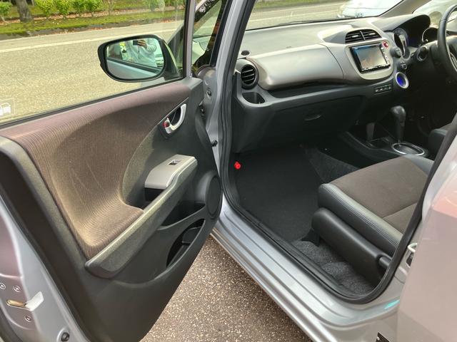 フィットハイブリッド スマートセレクション ファインスタイル スマートキー ナビ USB接続 ミュージックプレイヤー接続 CD DVD再生 TV シートヒーター HIDヘッドライト 運転席・助手席エアバッグ ABS 衝突安全ボディ エアコン パワーステアリング(19枚目)