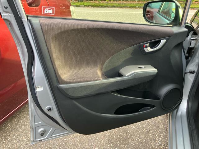 フィットハイブリッド スマートセレクション ファインスタイル スマートキー ナビ USB接続 ミュージックプレイヤー接続 CD DVD再生 TV シートヒーター HIDヘッドライト 運転席・助手席エアバッグ ABS 衝突安全ボディ エアコン パワーステアリング(20枚目)