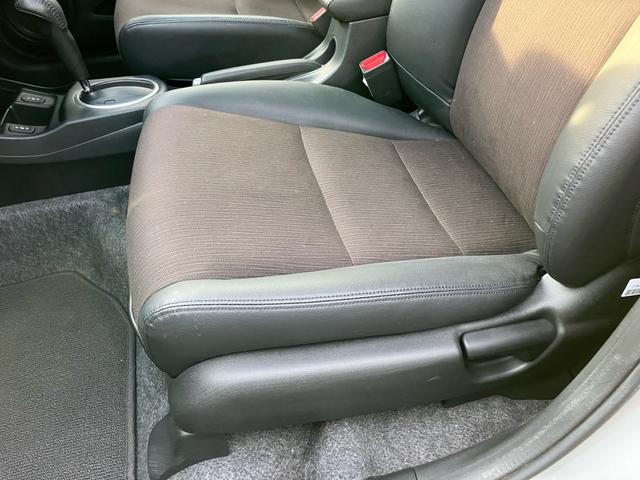 フィットハイブリッド スマートセレクション ファインスタイル スマートキー ナビ USB接続 ミュージックプレイヤー接続 CD DVD再生 TV シートヒーター HIDヘッドライト 運転席・助手席エアバッグ ABS 衝突安全ボディ エアコン パワーステアリング(22枚目)