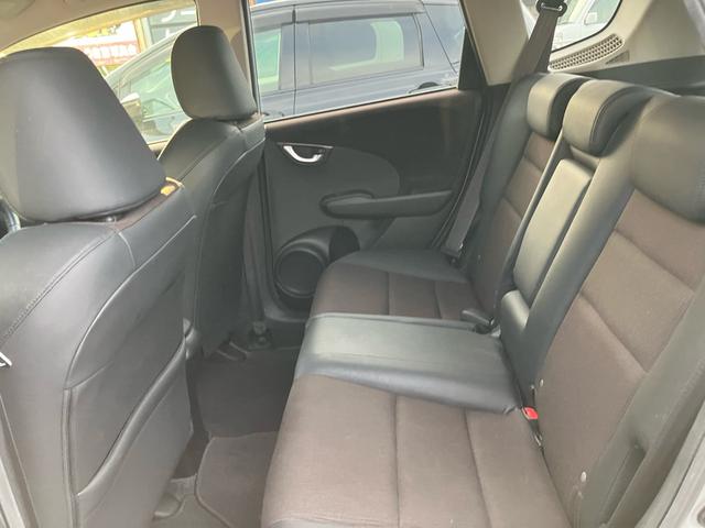 フィットハイブリッド スマートセレクション ファインスタイル スマートキー ナビ USB接続 ミュージックプレイヤー接続 CD DVD再生 TV シートヒーター HIDヘッドライト 運転席・助手席エアバッグ ABS 衝突安全ボディ エアコン パワーステアリング(26枚目)