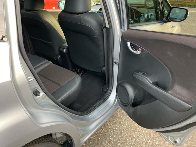 フィットハイブリッド スマートセレクション ファインスタイル スマートキー ナビ USB接続 ミュージックプレイヤー接続 CD DVD再生 TV シートヒーター HIDヘッドライト 運転席・助手席エアバッグ ABS 衝突安全ボディ エアコン パワーステアリング(30枚目)