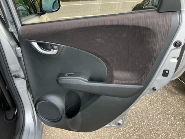 フィットハイブリッド スマートセレクション ファインスタイル スマートキー ナビ USB接続 ミュージックプレイヤー接続 CD DVD再生 TV シートヒーター HIDヘッドライト 運転席・助手席エアバッグ ABS 衝突安全ボディ エアコン パワーステアリング(31枚目)