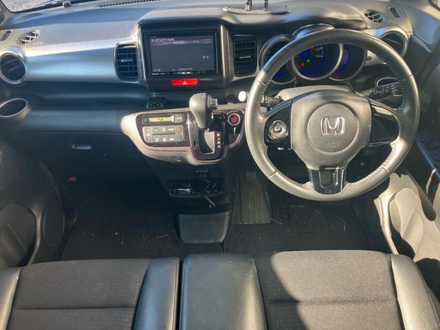 Ｎ－ＢＯＸカスタム 　モデューロＸ　メモリーナビ　フルセグＴＶ　バックカメラ　Ｂｌｕｅｔｏｏｔｈオーディオ　両側パワースライドドア　スマートキー　プッシュスタート　オートエアコン　電動格納ミラー（10枚目）