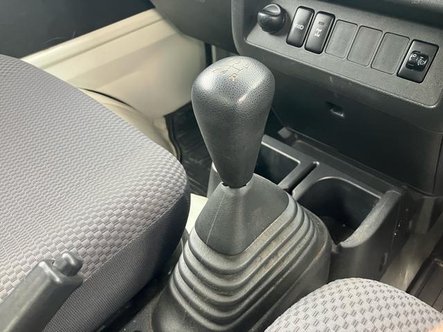 ハイゼットトラック ジャンボ 4WD 5速マニュアル エアコン パワステ パワーウインド キーレスエントリー 純正CDオーディオ 三方開 積載量350kg(12枚目)
