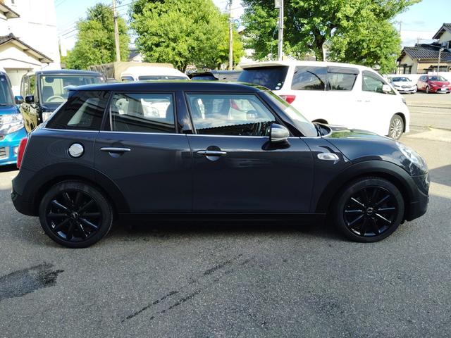 ＭＩＮＩ クーパーＳ　☆ユーザー様買取車☆純正ＪＣＷレッドステッチステアリング（パドル付き）☆純正ＯＰユニオンジャックミラーカバー☆純正ＨＤＤナビ☆ＬＥＤヘッドライト☆バックカメラ☆ＥＴＣ☆前後ドライブレコーダー（5枚目）
