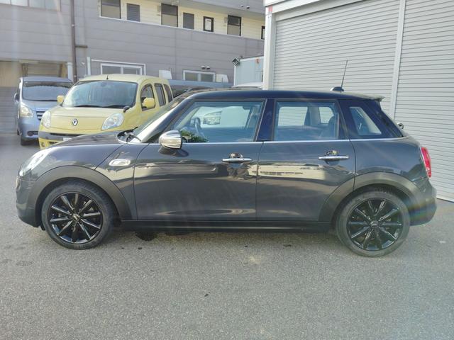 ＭＩＮＩ クーパーＳ　☆ユーザー様買取車☆純正ＪＣＷレッドステッチステアリング（パドル付き）☆純正ＯＰユニオンジャックミラーカバー☆純正ＨＤＤナビ☆ＬＥＤヘッドライト☆バックカメラ☆ＥＴＣ☆前後ドライブレコーダー（6枚目）