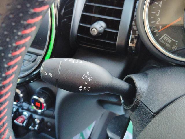 ＭＩＮＩ クーパーＳ　☆ユーザー様買取車☆純正ＪＣＷレッドステッチステアリング（パドル付き）☆純正ＯＰユニオンジャックミラーカバー☆純正ＨＤＤナビ☆ＬＥＤヘッドライト☆バックカメラ☆ＥＴＣ☆前後ドライブレコーダー（24枚目）