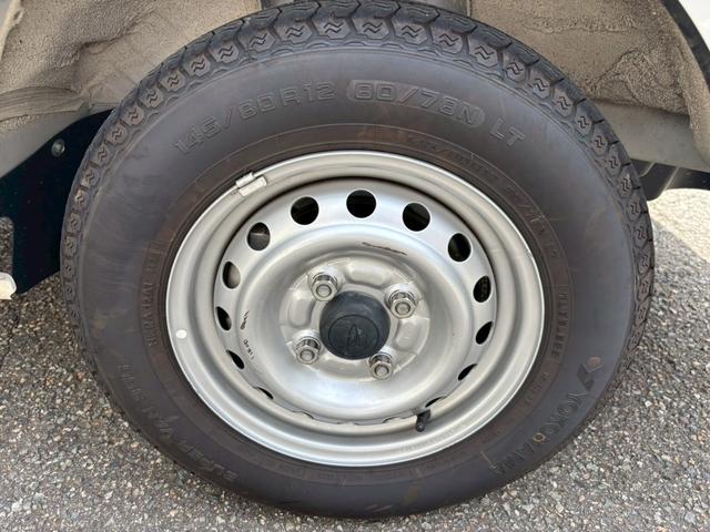 ハイゼットトラック スタンダードＳＡＩＩＩｔ　ブレーキアシスト　４ＷＤ　エアコン　パワステ　５ＭＴ　ＡＢＳ　ヘッドライトレベライザー　スタッドレスタイヤ付　マット　バイザー（43枚目）