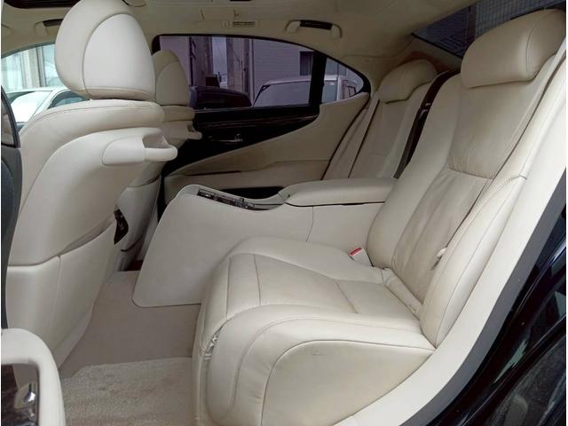 ＬＳ ＬＳ６００ｈＬ後席セパレートシートパッケージ　メーカーナビ　４ＷＤ　社外２０インチＡＷ　サンルーフ　レザーシート　バックモニター　マークレビンソン　ドライブレコーダー　ＬＥＤヘッドライト　ＥＴＣ　エアサス　シートエアコン　クルーズコントロール（24枚目）