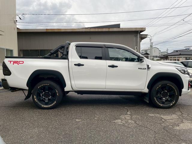 ハイラックス Ｚ　ブラックラリーエディション　４ＷＤ　社外ナビ　バックモニター　ＴＲＤアルミ　ＴＲＤスキッドプレート　ＴＲＤマッドフラップ　オートステップ　トノカバー　ベッドライナー　スポーツバー　レーダークルーズ　フルセグ　Ｂｌｕｅｔｏｏｔｈ（12枚目）
