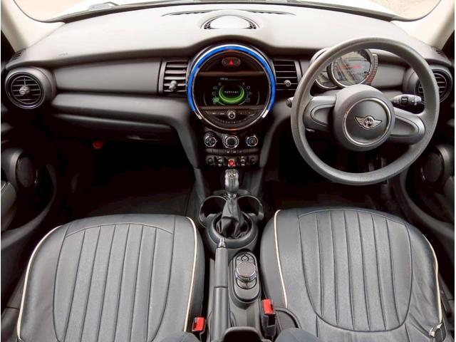 MINI ワン 純正ナビ 純正15インチアルミ スマートキー ETC Bluetooth ドライブレコーダー アイドリングストップ シートリフター フロントフォグ 電格ミラー アームレスト シートカバー チルトステア(2枚目)