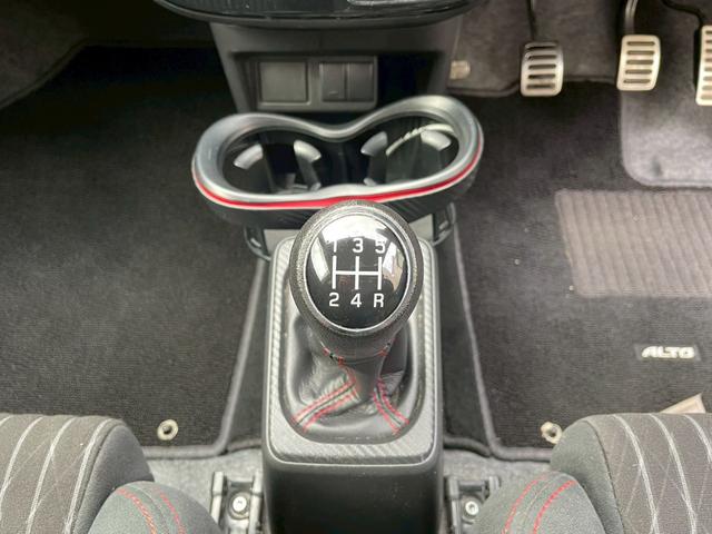 アルトワークス ベースグレード　４ＷＤ　５速ＭＴ　純正１５インチアルミ　プッシュスタート　オートライト　フロントフォグランプ　ＲＥＣＡＲＯシート　ヒーテッドドアミラーウインカー　ステアリングリモコン　チルトステア　リアスポイラー（3枚目）