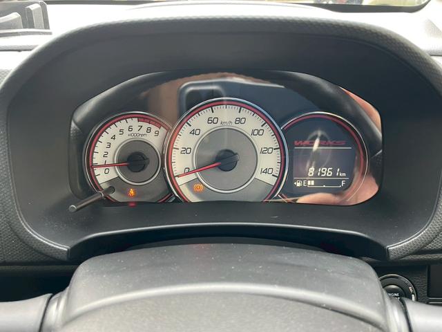 アルトワークス ベースグレード　４ＷＤ　５速ＭＴ　純正１５インチアルミ　プッシュスタート　オートライト　フロントフォグランプ　ＲＥＣＡＲＯシート　ヒーテッドドアミラーウインカー　ステアリングリモコン　チルトステア　リアスポイラー（27枚目）