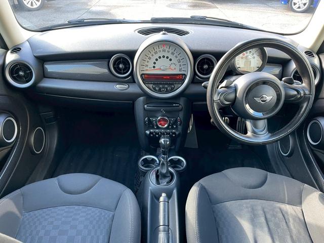 MINI クーパーS 純正オーディオ 社外18インチアルミ ツートンカラー HIDヘッドライト ターボ車 ETC パドルシフト スマートキー フロントフォグランプ ストライプ付 センターマフラー 電格ミラー 横滑り防止(2枚目)