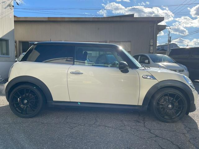 MINI クーパーS 純正オーディオ 社外18インチアルミ ツートンカラー HIDヘッドライト ターボ車 ETC パドルシフト スマートキー フロントフォグランプ ストライプ付 センターマフラー 電格ミラー 横滑り防止(12枚目)