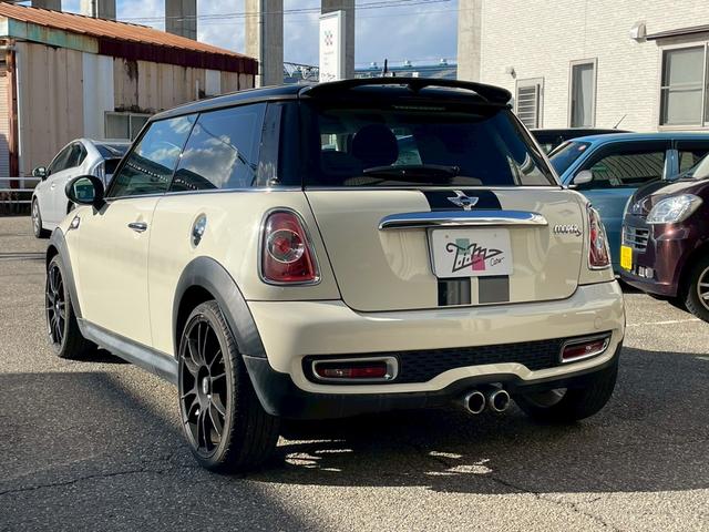 MINI クーパーS 純正オーディオ 社外18インチアルミ ツートンカラー HIDヘッドライト ターボ車 ETC パドルシフト スマートキー フロントフォグランプ ストライプ付 センターマフラー 電格ミラー 横滑り防止(15枚目)