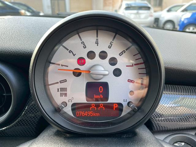 MINI クーパーS 純正オーディオ 社外18インチアルミ ツートンカラー HIDヘッドライト ターボ車 ETC パドルシフト スマートキー フロントフォグランプ ストライプ付 センターマフラー 電格ミラー 横滑り防止(26枚目)