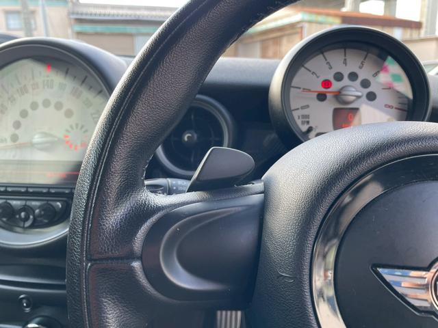 MINI クーパーS 純正オーディオ 社外18インチアルミ ツートンカラー HIDヘッドライト ターボ車 ETC パドルシフト スマートキー フロントフォグランプ ストライプ付 センターマフラー 電格ミラー 横滑り防止(34枚目)