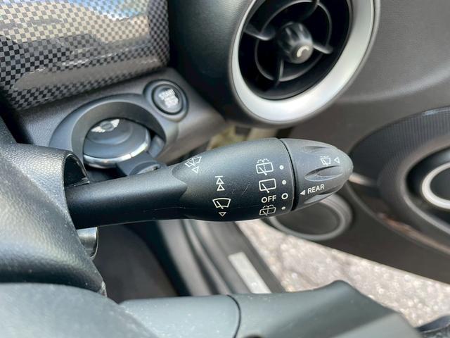 MINI クーパーS 純正オーディオ 社外18インチアルミ ツートンカラー HIDヘッドライト ターボ車 ETC パドルシフト スマートキー フロントフォグランプ ストライプ付 センターマフラー 電格ミラー 横滑り防止(37枚目)