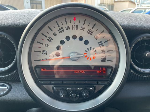 MINI クーパーS 純正オーディオ 社外18インチアルミ ツートンカラー HIDヘッドライト ターボ車 ETC パドルシフト スマートキー フロントフォグランプ ストライプ付 センターマフラー 電格ミラー 横滑り防止(39枚目)