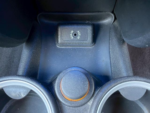 MINI クーパーS 純正オーディオ 社外18インチアルミ ツートンカラー HIDヘッドライト ターボ車 ETC パドルシフト スマートキー フロントフォグランプ ストライプ付 センターマフラー 電格ミラー 横滑り防止(41枚目)