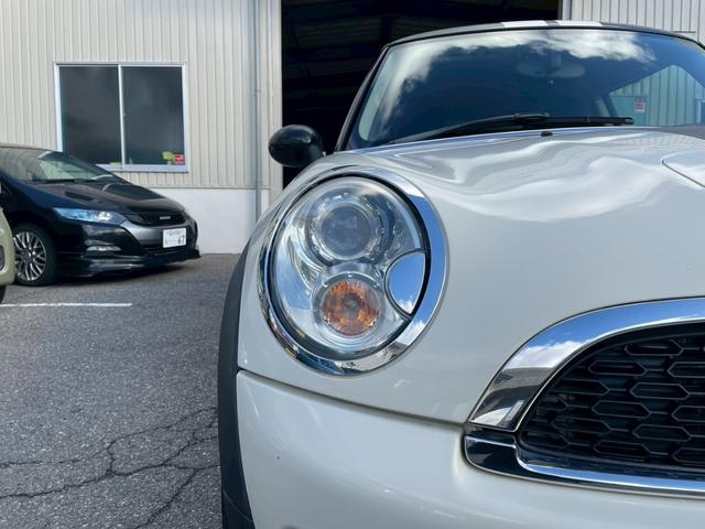 MINI クーパーS 純正オーディオ 社外18インチアルミ ツートンカラー HIDヘッドライト ターボ車 ETC パドルシフト スマートキー フロントフォグランプ ストライプ付 センターマフラー 電格ミラー 横滑り防止(49枚目)