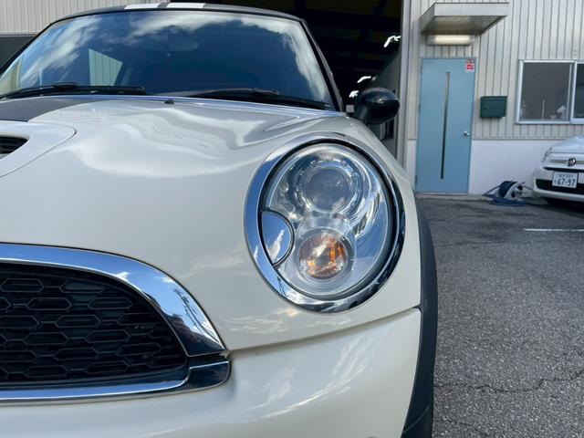 MINI クーパーS 純正オーディオ 社外18インチアルミ ツートンカラー HIDヘッドライト ターボ車 ETC パドルシフト スマートキー フロントフォグランプ ストライプ付 センターマフラー 電格ミラー 横滑り防止(50枚目)