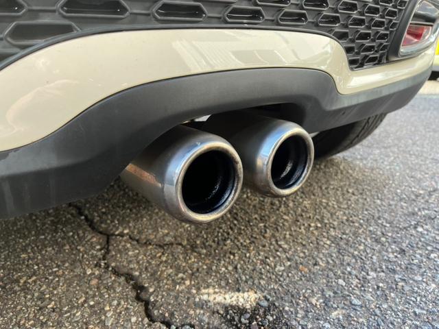 MINI クーパーS 純正オーディオ 社外18インチアルミ ツートンカラー HIDヘッドライト ターボ車 ETC パドルシフト スマートキー フロントフォグランプ ストライプ付 センターマフラー 電格ミラー 横滑り防止(60枚目)