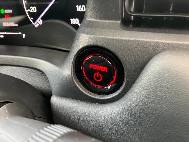 ホンダセンシング装着車となっております。衝突軽減ブレーキ、誤発進抑制機能、歩行者事故低減ステアリング、路外逸脱抑制機能、アダプティブクルーズコントロール、車線維持支援システム他、８つの機能で幅広く支援