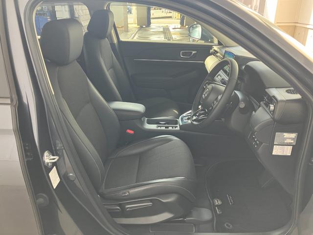 ホンダセンシング装着車となっております。衝突軽減ブレーキ、誤発進抑制機能、歩行者事故低減ステアリング、路外逸脱抑制機能、アダプティブクルーズコントロール、車線維持支援システム他、８つの機能で幅広く支援