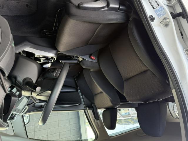 フィットハイブリッド Fパッケージ 4WDETCHDMIインターナビUSB入力端子フロアマットスマートキー(17枚目)
