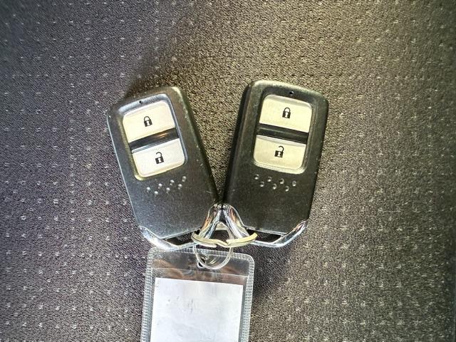 フィットハイブリッド Fパッケージ 4WDETCHDMIインターナビUSB入力端子フロアマットスマートキー(28枚目)