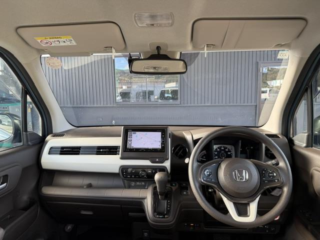 インパネ内にスッキリまとめられてある操作部は、手の届きやすい位置に分かりやすく配置されているので運転がとてもしやすいようになっております♪