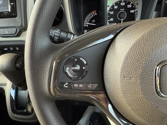 ステアリング左手には、ハンズフリーボタン、オーディオ切り替えや音量調整、コンテンツのスキップなどを、ハンドルを握ったまま安全に操作できる、ＳＯＵＲＣＥスイッチが配置されています♪