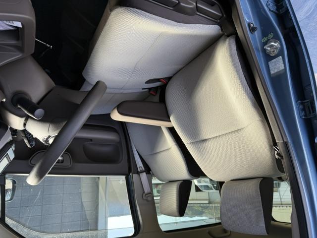 【フロントシート】厚みをしっかり持たせたフロントシートは、長時間運転の疲れを軽減！センターアームレストもついているので、くつろいでドライブを楽しんでいただけます☆