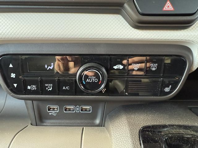 【フルオートエアコン】お好みの温度を設定するだけで、風量などを自動でコントロールしてくれるフルオートエアコンを装備！運転席側にはシートヒーターも装備しております♪