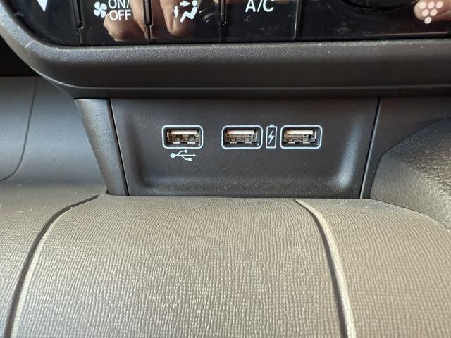 急速充電用と併せて３口のＵＳＢ入力端子を装備☆スマートフォンやタブレットの充電などもお気軽にしていただけます♪