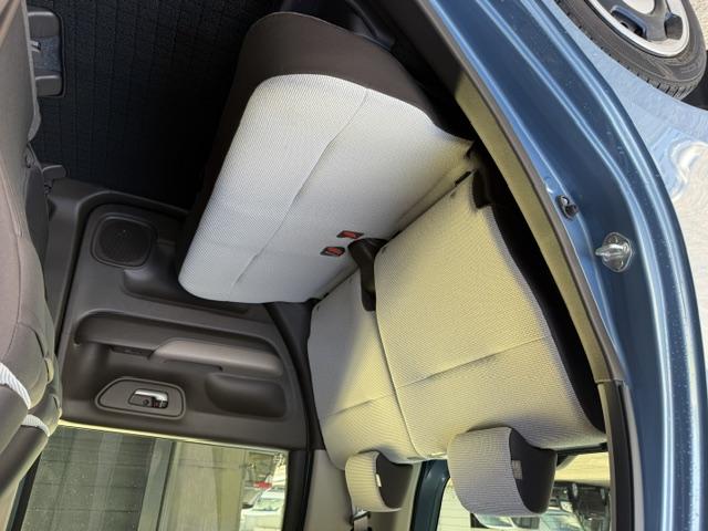 【リアシート】広々空間の後席空間は、シート面積もたっぷりとってあるので、後席でもくつろいでドライブを楽しんでいただけます☆