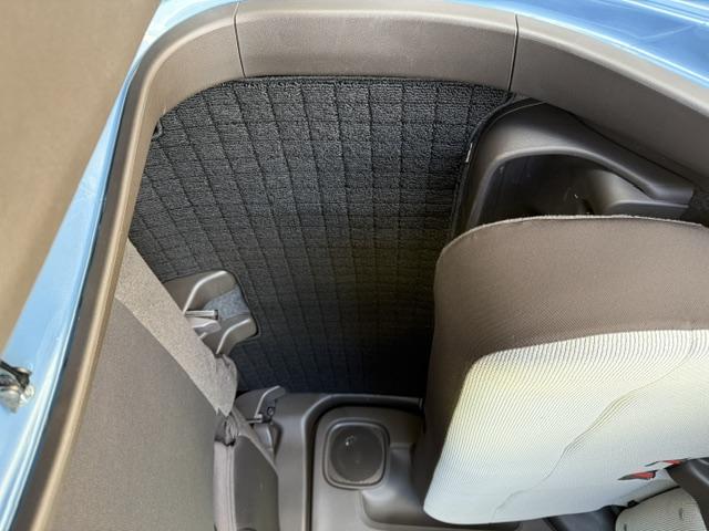 【足もと広々】後席足もとも充分な空間を確保！シートは前後にスライドしていただけるのでお手軽に足もとの空間調整をしていただけます！