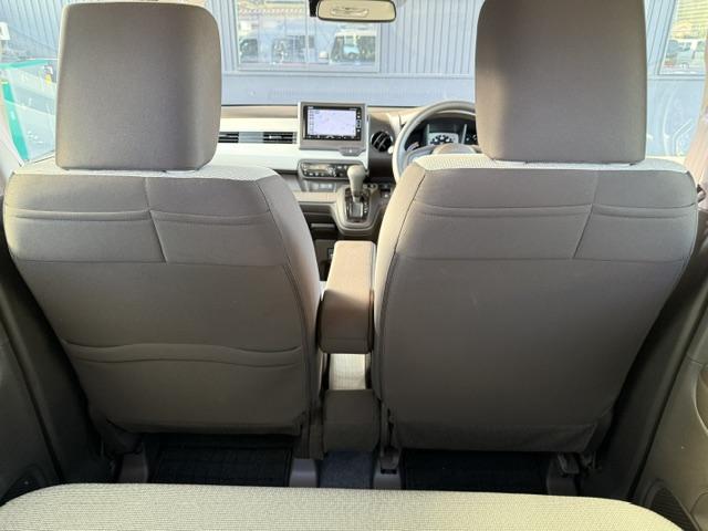 フロントシートバックには、マルチポケットを装備！散らかりがちな後席の整理整頓にご利用いただけます！