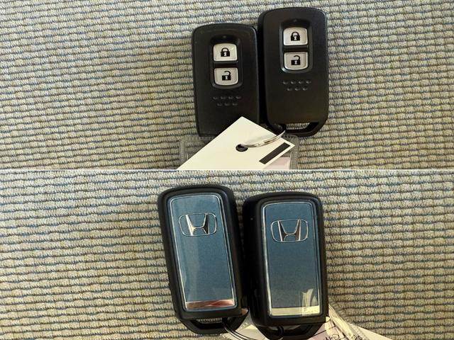 【スマートキーシステム】持っているだけでエンジン始動や、ドアロックの開閉までできる、鍵の抜き差しが不要な、便利なスマートキーを装備！