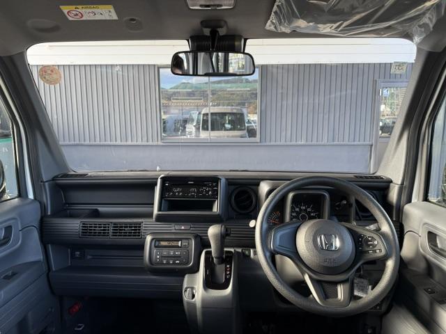 良好な視界を確保してあるフロントは、運転操作部もインパネ内にスッキリまとめてあり運転しやすいような配置となっております☆