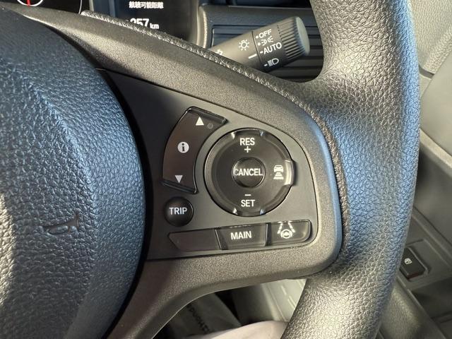 【クルーズコントロール】アクセルペダルを踏まずに一定の車速で走行できます。高速道路など加減速の少ないシーンで非常に便利です。ロングドライブの疲れを軽減してくれます☆車線維持支援システムスイッチも装備♪
