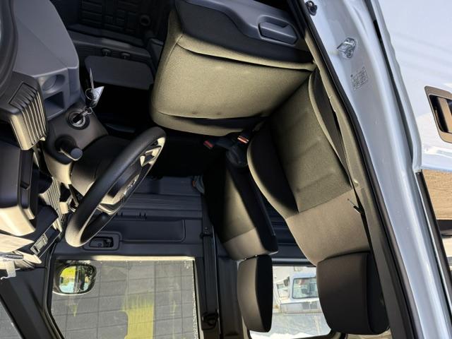 【フロントシート】座り心地にもこだわったフロントシートは、乗用車と同等サイズのシートサイズで姿勢も安定して疲れにくいシート設計となっております☆