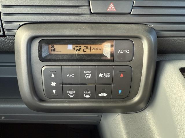 【フルオートエアコン】お好みの温度を設定するだけで、風量などを自動でコントロールしてくれるフルオートエアコンが装備されています。季節や時期によって難しい温度調節もこれで解消です！